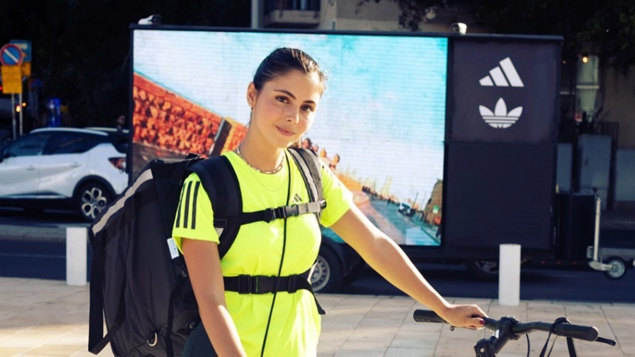 מסך LED של ADIDAS בפעילות רחוב