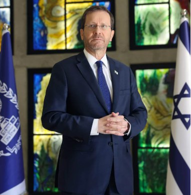 טקס ממלכתי עם דגלי ישראל ומסך הקרנה