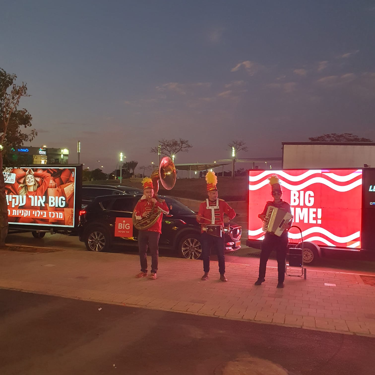 נגנים והופעת רחוב מול מסכי LED בהשקת BIG