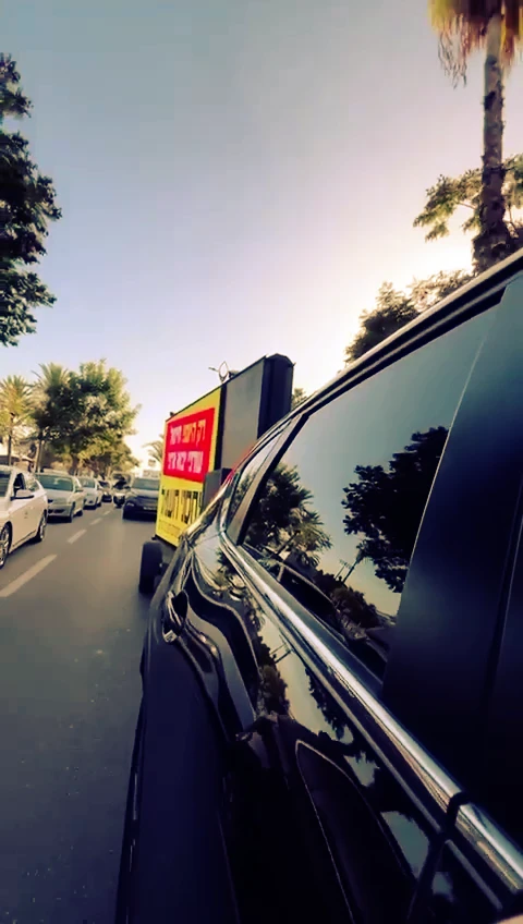 שיירת פרסום של מחסני חשמל בציר תנועה ראשי